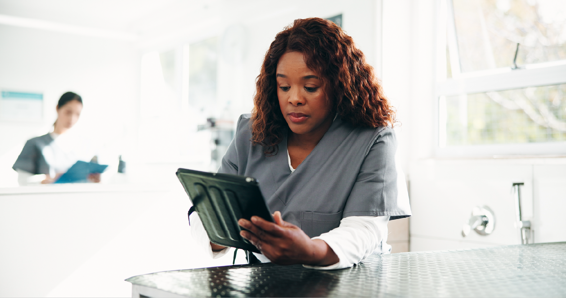 An operations director managing locums in surgery centers using a digital dashboard to survive the anesthesia shortage.